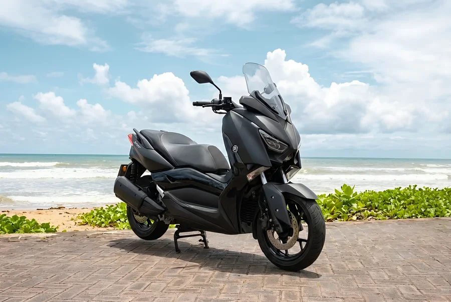 Sort Yamaha XMAX 250 førstegenerations maxi-motorscooter med høj motorcykelforrude og bredt trappesæde